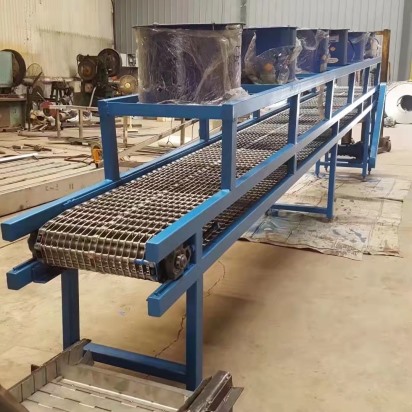 降溫傳送帶，風(fēng)冷輸送機(jī)，給高溫?zé)峒t鍛造件降溫的鏈條片輸送機(jī)